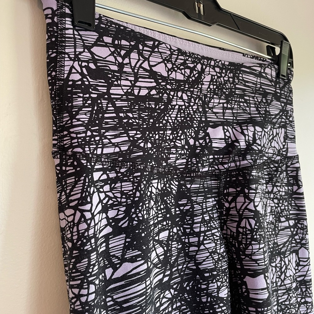Old Navy Active Lavender and Black Cropped Leggings Size M - Picture 2 of 4